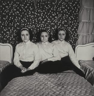 Diane Arbus - Triplets in their bedroom, NJ, 1963