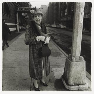 Diane Arbus - Woman by a lampost, N.Y.C., 1963