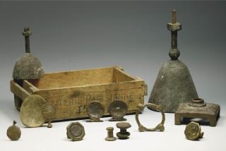 Diego Giacometti - Holzkiste (Laiterie Parisienne) mit 13 Bronzeteilen