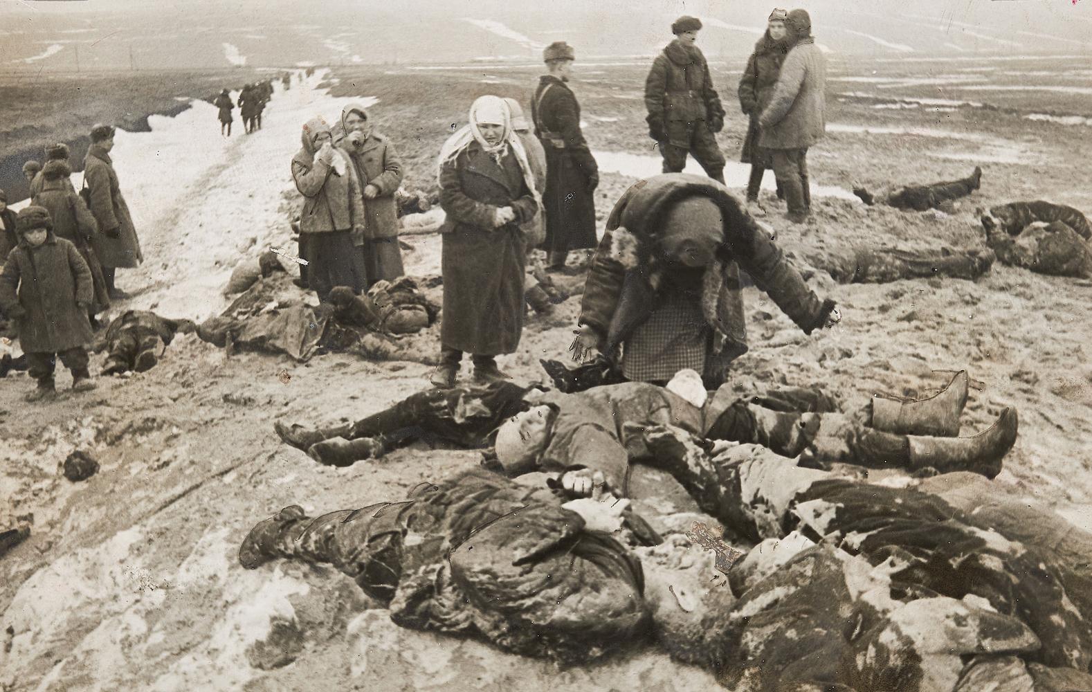 Dmitri Baltermants - Hitlerites\' atrocities in Kerch. Bodies of Kerch residents shot by Germans