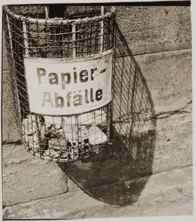 Donald Deskey - Papierabfälle; and Barrels