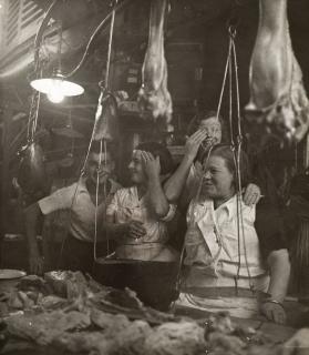 Dora Maar - Vendeuses et vendeur riant derrière leur étal de charcuterie, Barcelone, 1933