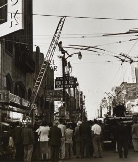 Dorothea Lange - Girl on Trolley Wires