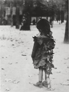 Edouard Boubat - La Petite Fille Aux Feuilles Mortes, 1946