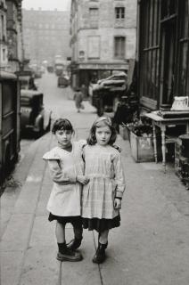 Édouard Boubat - Les Petites Filles De La Place Maubert, Paris 1952