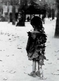 Edouard Boubat - Petite Fille aux Feuilles Mortes, 1946