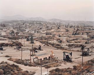 Edward Burtynsky - Oil fields #13, Taft, California, 2002