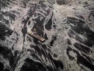 Edward Burtynsky - Oil Spill #2, Discoverer Enterprise, Gulf of Mexico, May 11, 2010