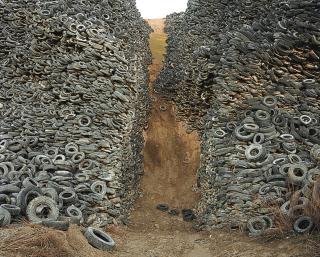 Edward Burtynsky - Oxford Tire Pile #8, Westley, California, 1999