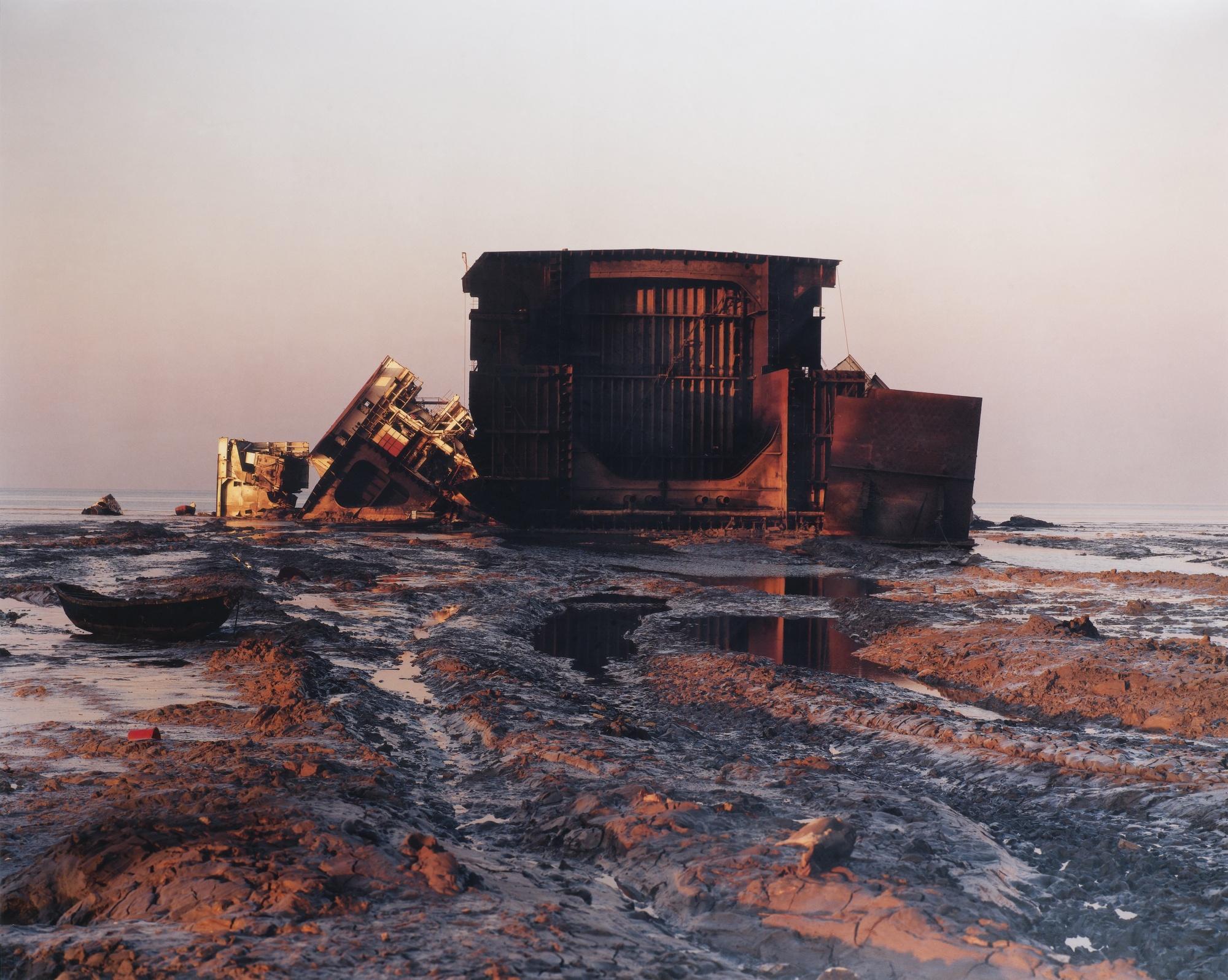 Edward Burtynsky - Shipbreaking #1, Chittagong, Bangladesh\', 2000
