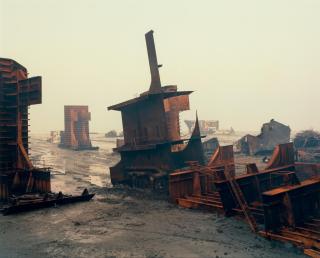 Edward Burtynsky - Shipbreaking #10, Chittagong, Bangladesh