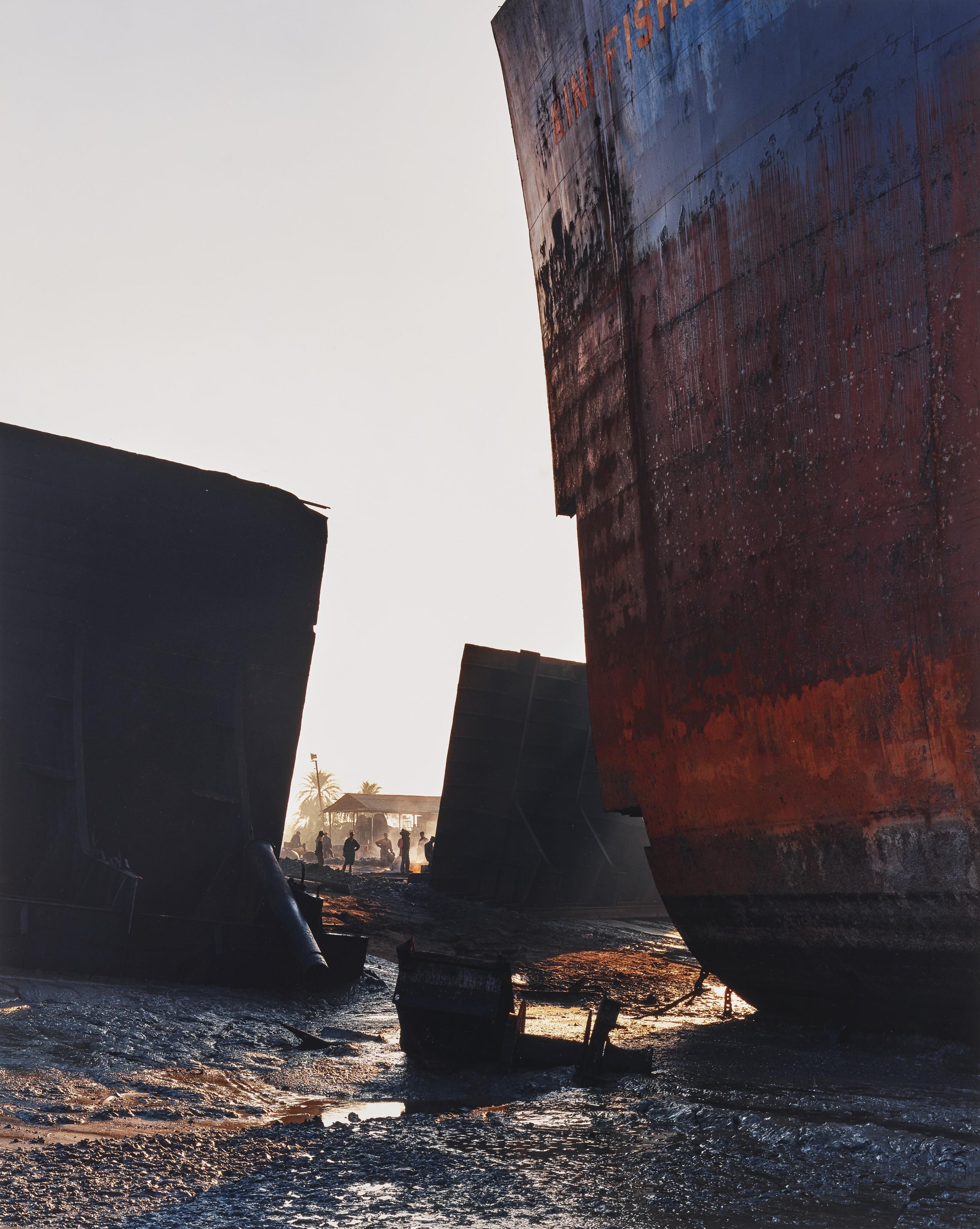 Edward Burtynsky - Shipbreaking #2, Chittagong, Bangladesh, 2000
