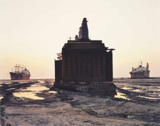 Edward Burtynsky - Shipbreaking #26, Chittagong, Bangladesh, 2001