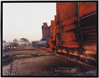 Edward Burtynsky - Shipbreaking #9b, Chittagong, Bangladesh 2000