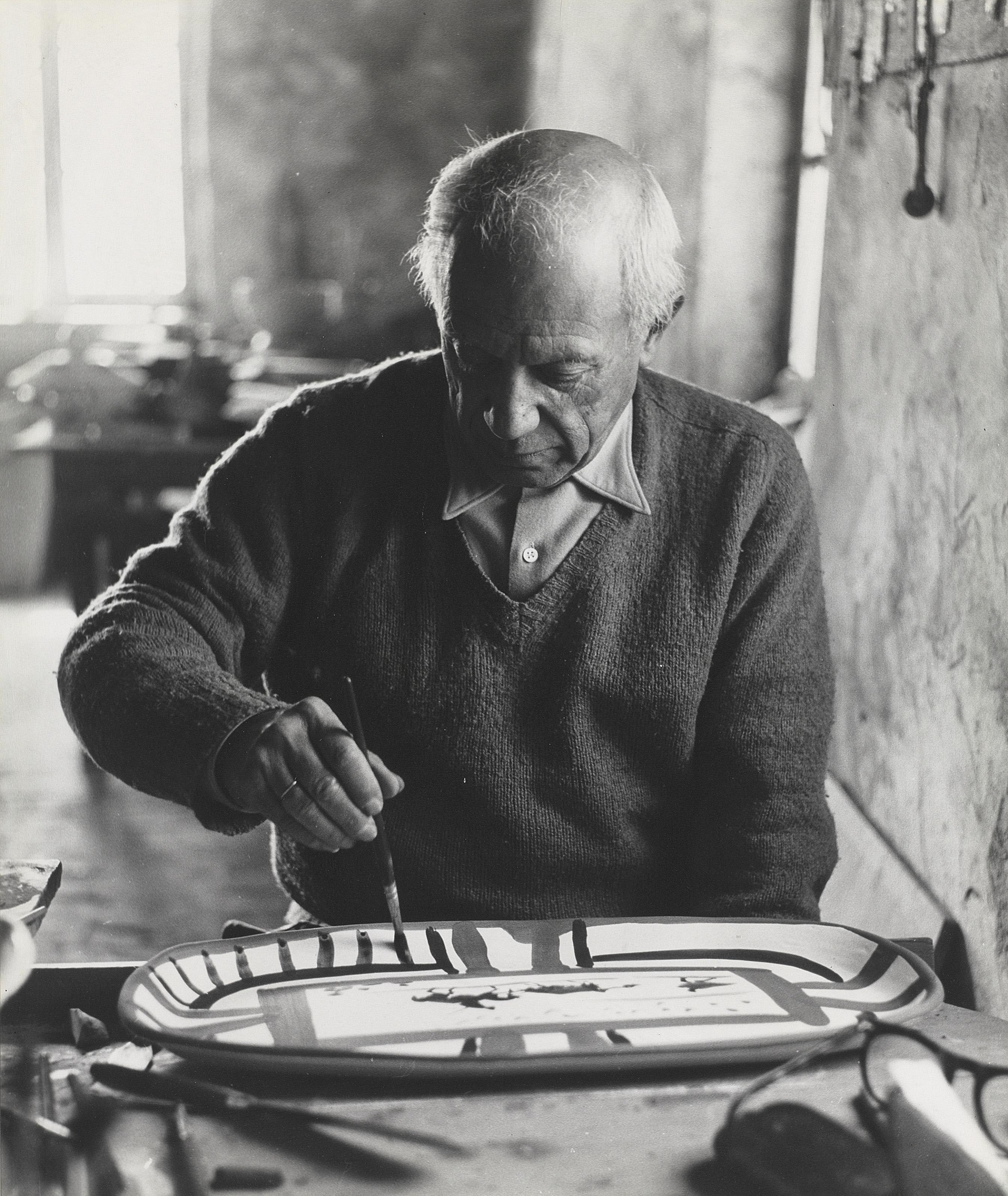 Edward Quinn - Picasso decorant un plat, Atelier Madoura, 1965