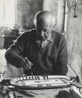Edward Quinn - Picasso decorant un plat, Atelier Madoura, 1965