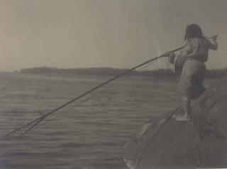 Edward S. Curtis - Nootka spearing fish, 1915