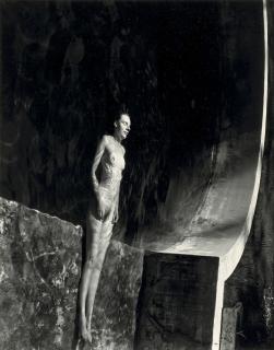 Edward Weston - Nude Floating in Pool (Charis)
