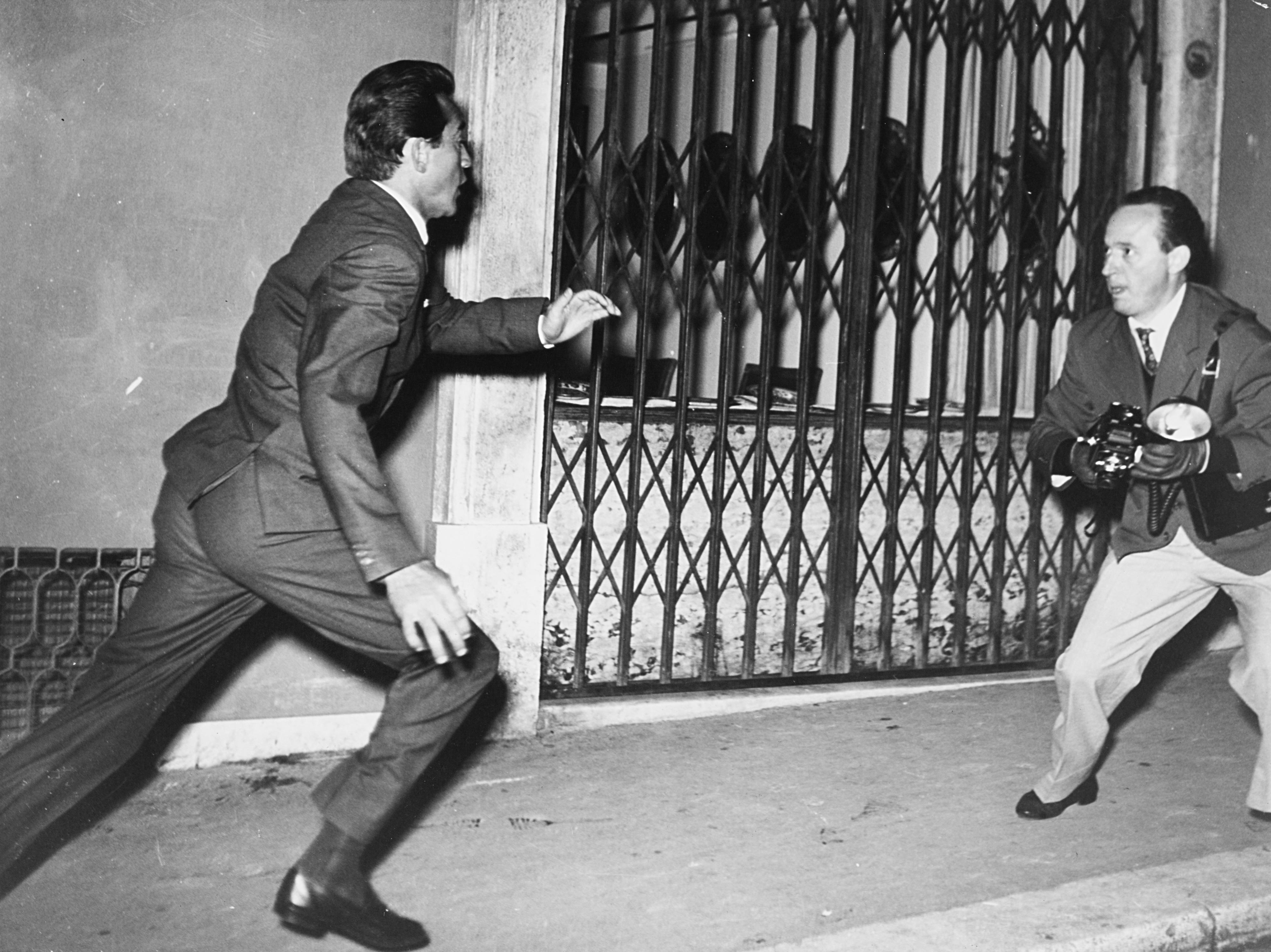 Elio Sorci - Walter Chiari insegue Tazio Secchiaroli 1957