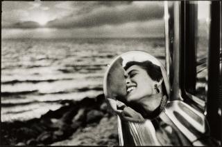 Elliott Erwitt - \'California Kiss, Santa Monica\', 1956