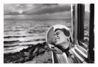 Elliott Erwitt - \'California\' (Kiss)