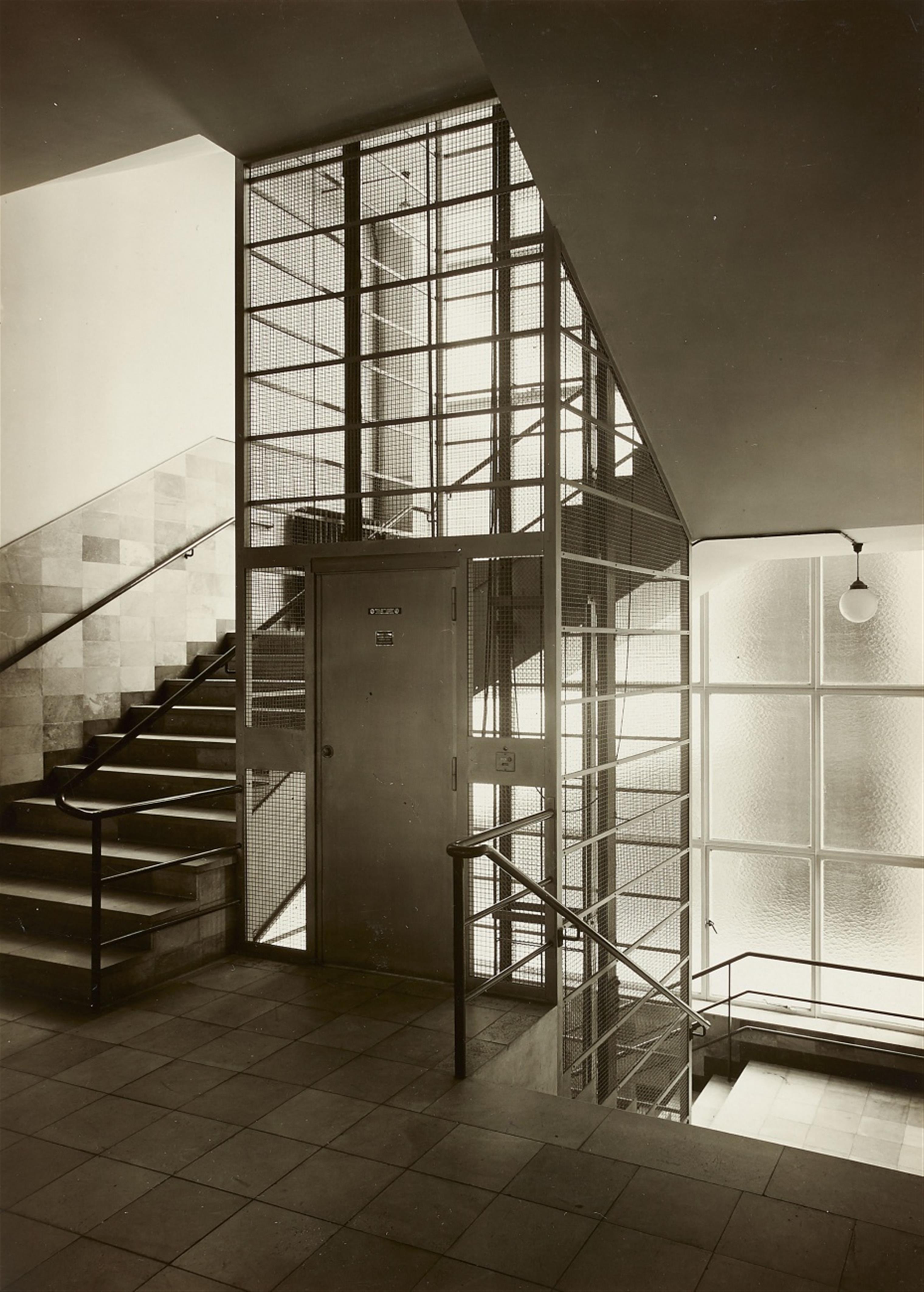 Ernst Scheel - Röntgenröhrenfabrik C.H.F. Müller in Hamburg-Fuhlsbüttel, Treppenhaus im Verwaltungsgebäude