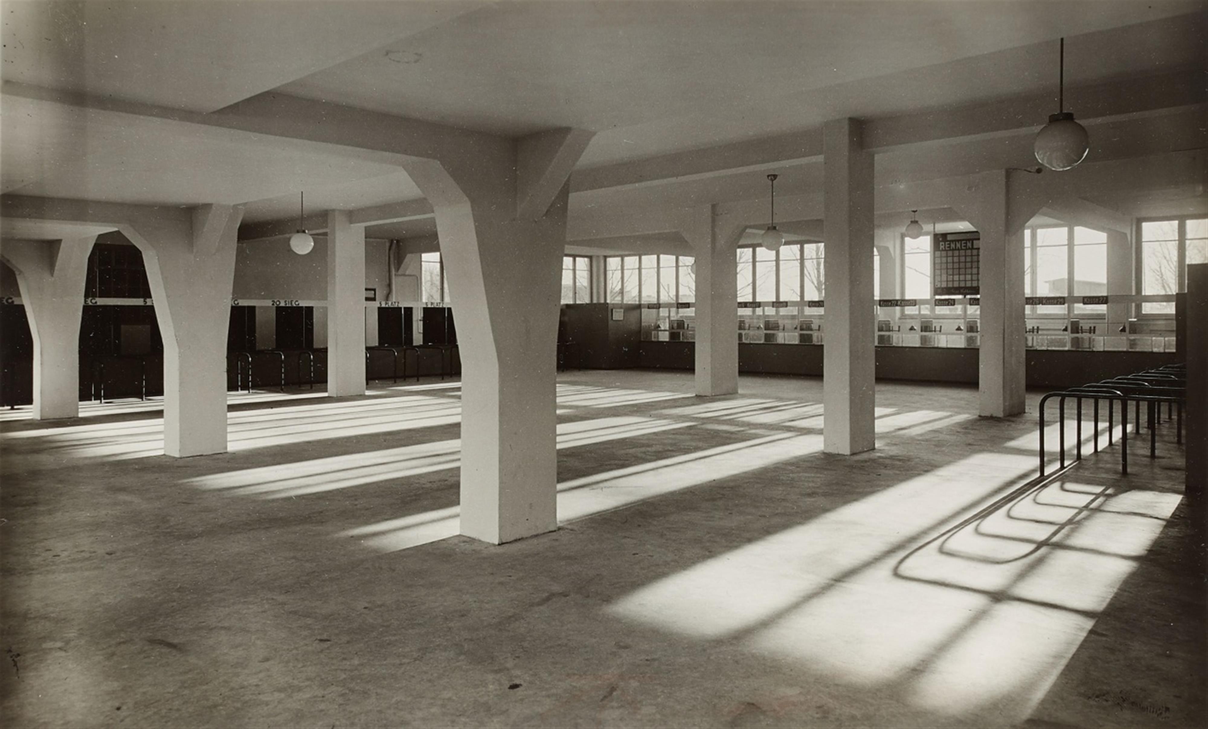 Ernst Scheel - Trabrennbahn Farmsen, Wetthalle, Innenansicht