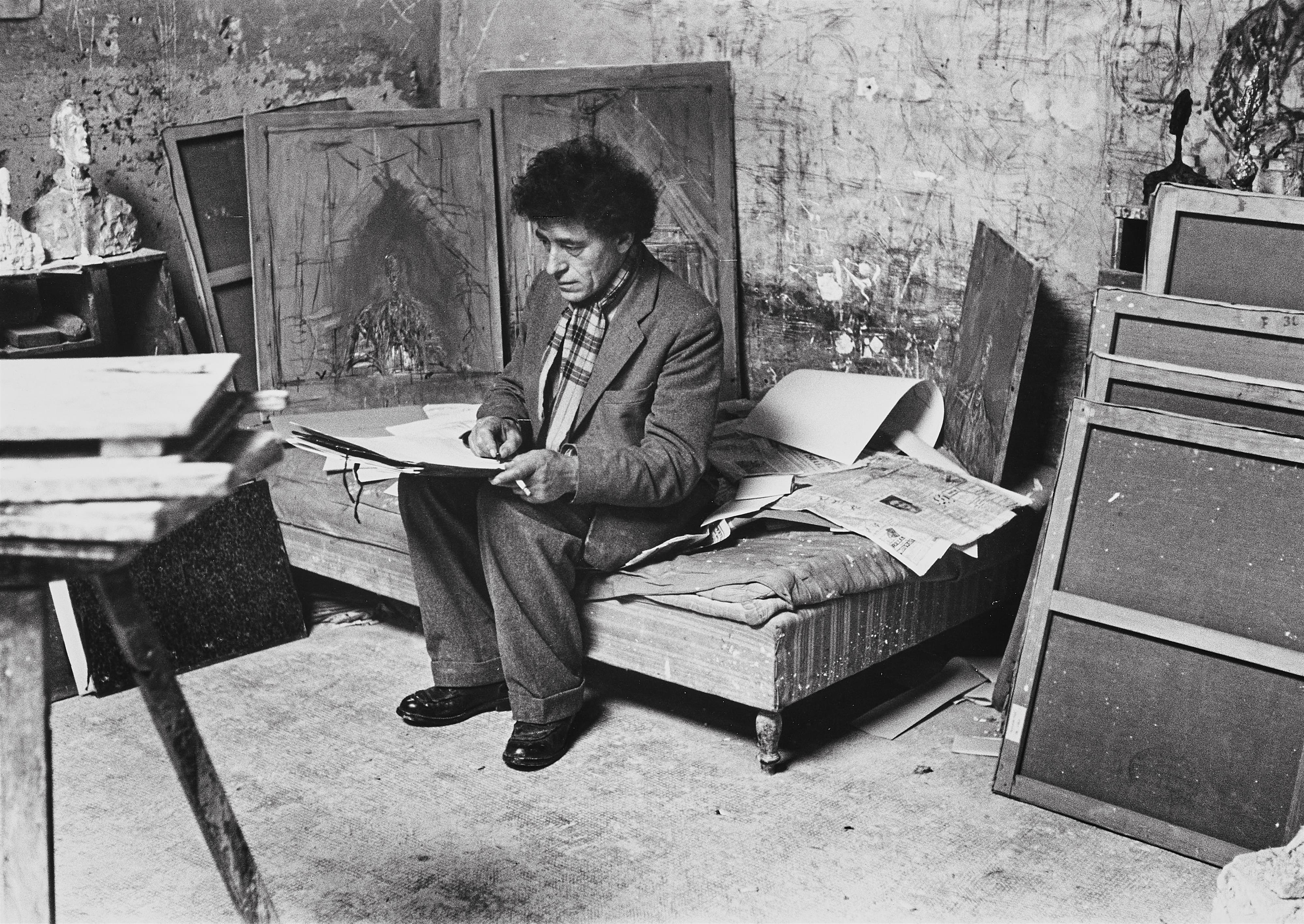 Ernst Scheidegger - Alberto Giacometti in seinem Pariser Atelier. Details des Ateliers mit Büsten und Wandmalereien