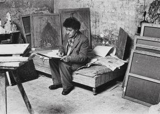 Ernst Scheidegger - Alberto Giacometti in seinem Pariser Atelier. Details des Ateliers mit Büsten und Wandmalereien