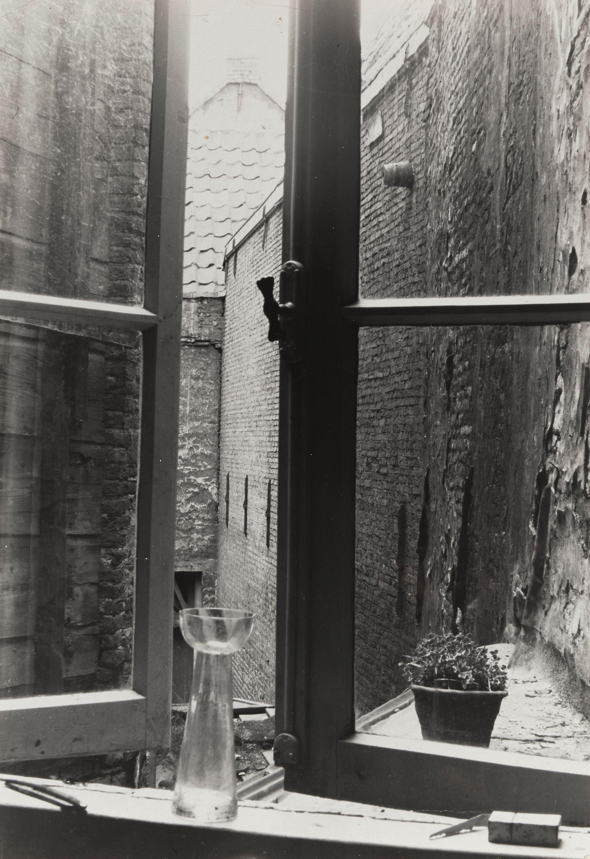 Erwin Blumenfeld - Paris, Montparnasse (Window with hyacinth vase)
