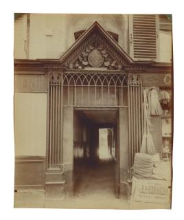 Eugène Atget - à Sainte-Geneviève, 40 rue de la Montagne-Sainte-Geneviève, 5e. arr., 1909-1910
