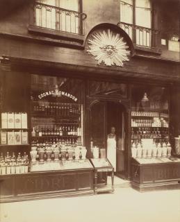 Eugène Atget - Au Soleil d\'or, Place de l\'École 5, 1902