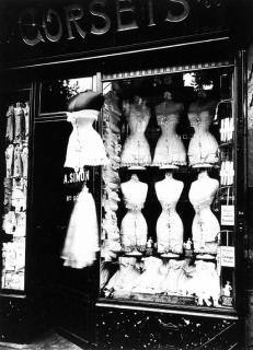 Eugène Atget - Boulevard de Strasbourg, Corsets