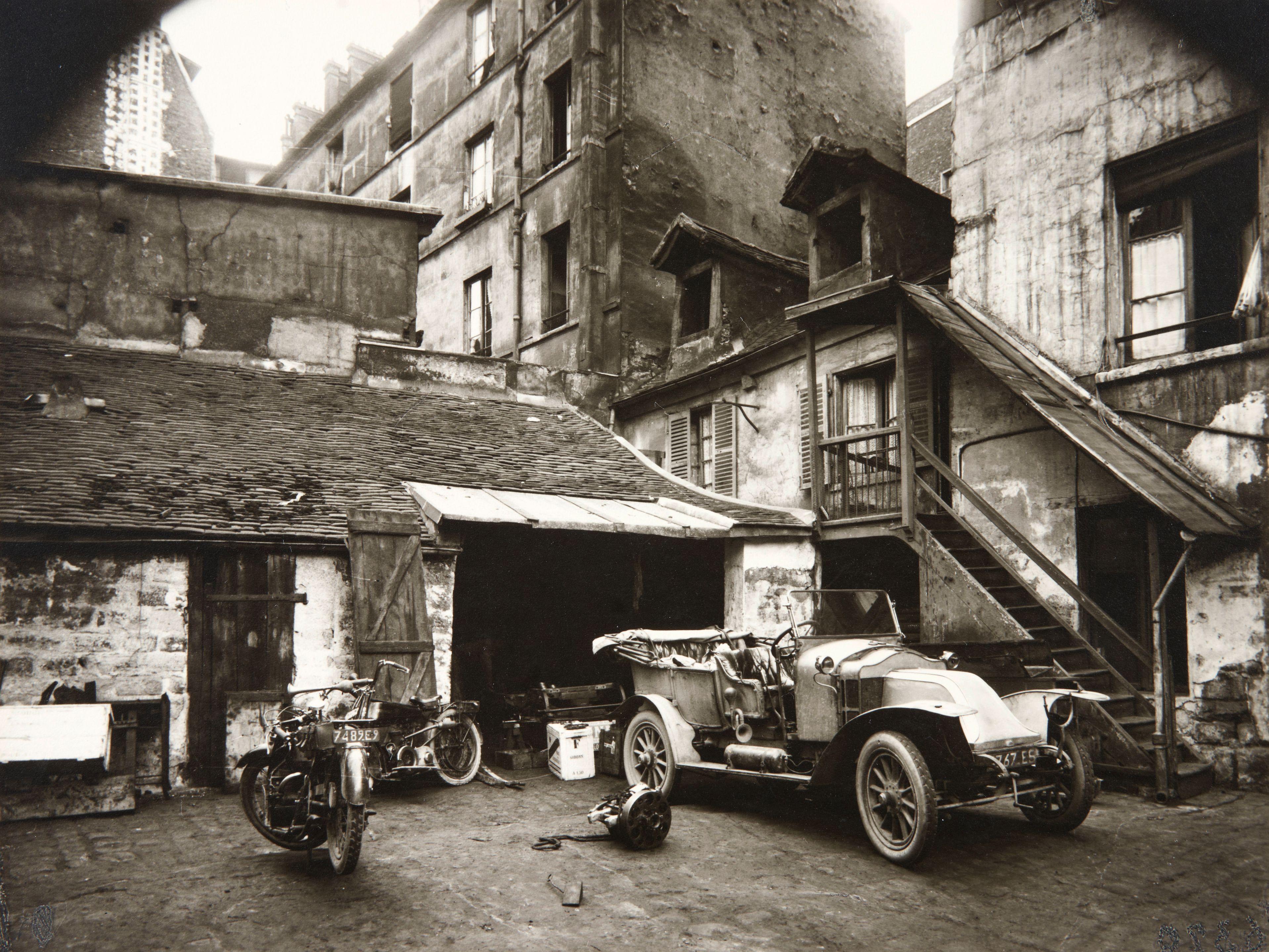 Eugène Atget - Cour, 7 rue de Valence