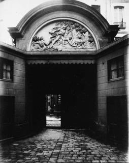 Eugène Atget - Hotel des Ambassadeurs de Hollande, 47 rue Vieille du Temple, Bas Relief de Renaudin, Romulus et Remus