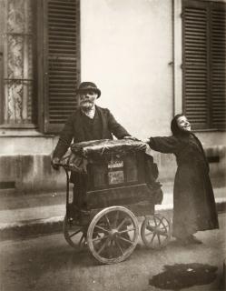 Eugène Atget - Joueur d\'Orgue