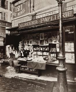 Eugène Atget - Journaux. Coin Rue Mouffetard