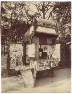 Eugène Atget - Kiosque à journaux, square du Bon Marché, rue de Sèvres, 1910-11