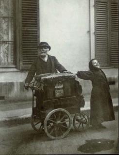 Eugene Atget - Organ Grinder, 1899