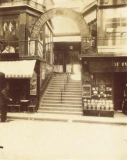 Eugéne Atget - Passage des 2 Pavillons, 6 rue Beaujolais, Paris, c. 1910