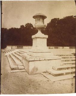 Eugene Atget - Vase, Parc Versailles, 1905