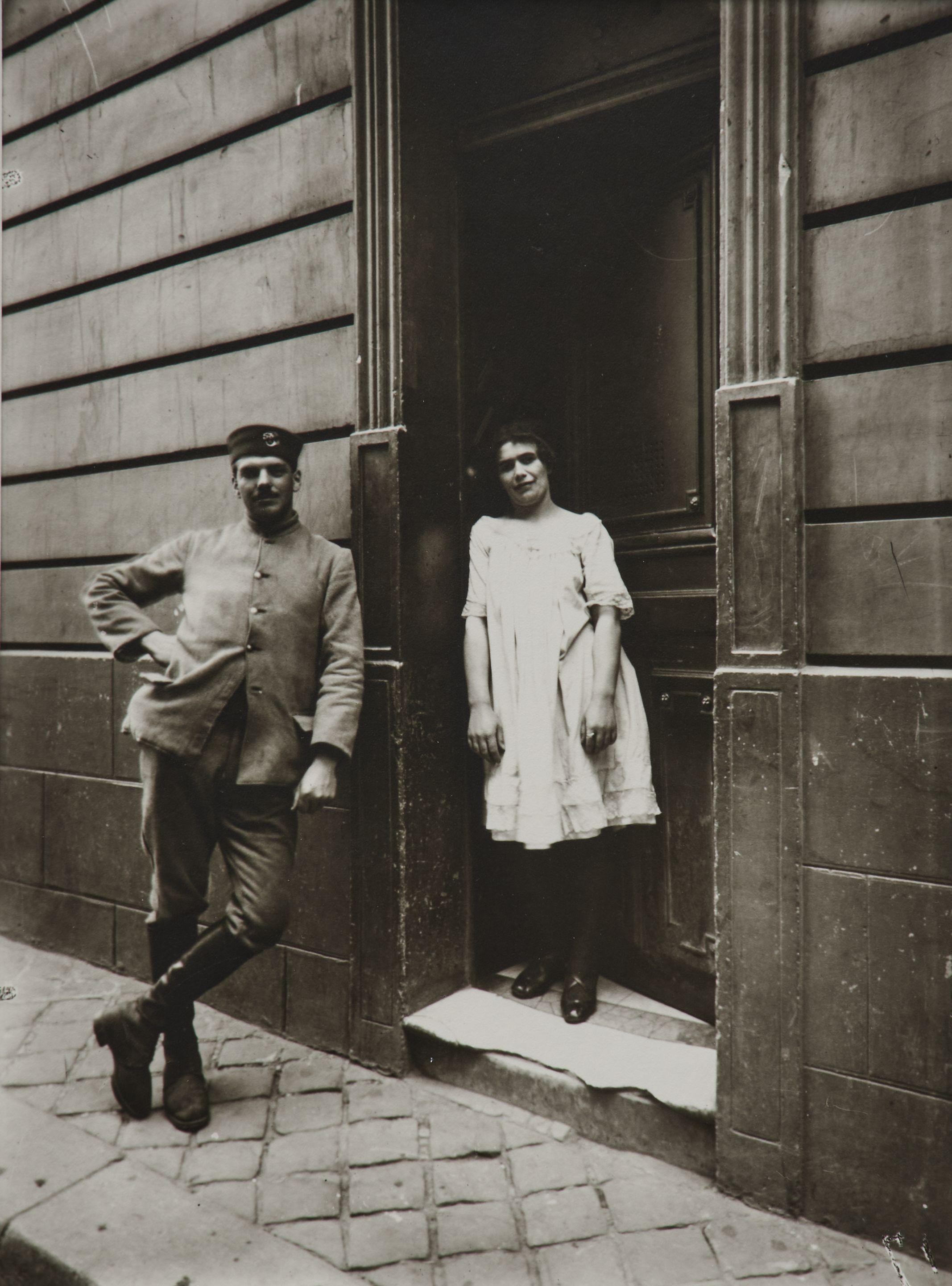 Eugène Atget - Versailles, Femme et Soldat, Maison Close