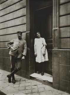 Eugène Atget - Versailles, Femme et Soldat, Maison Close