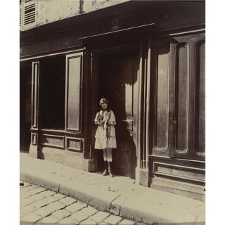 Eugène Atget - Versailles, Maison Close, Petite Place