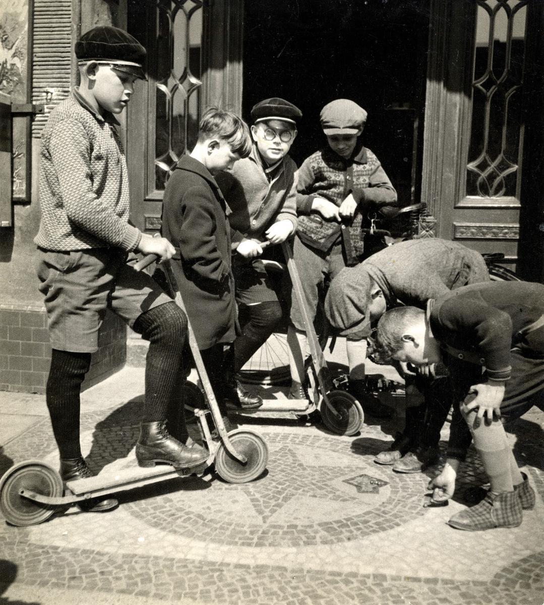 Eva Besnyö - »Murmelspiel«