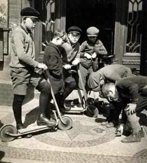 Eva Besnyö - »Murmelspiel«