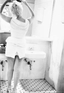 Eve Arnold - Marilyn Monroe, Airport, Chicago