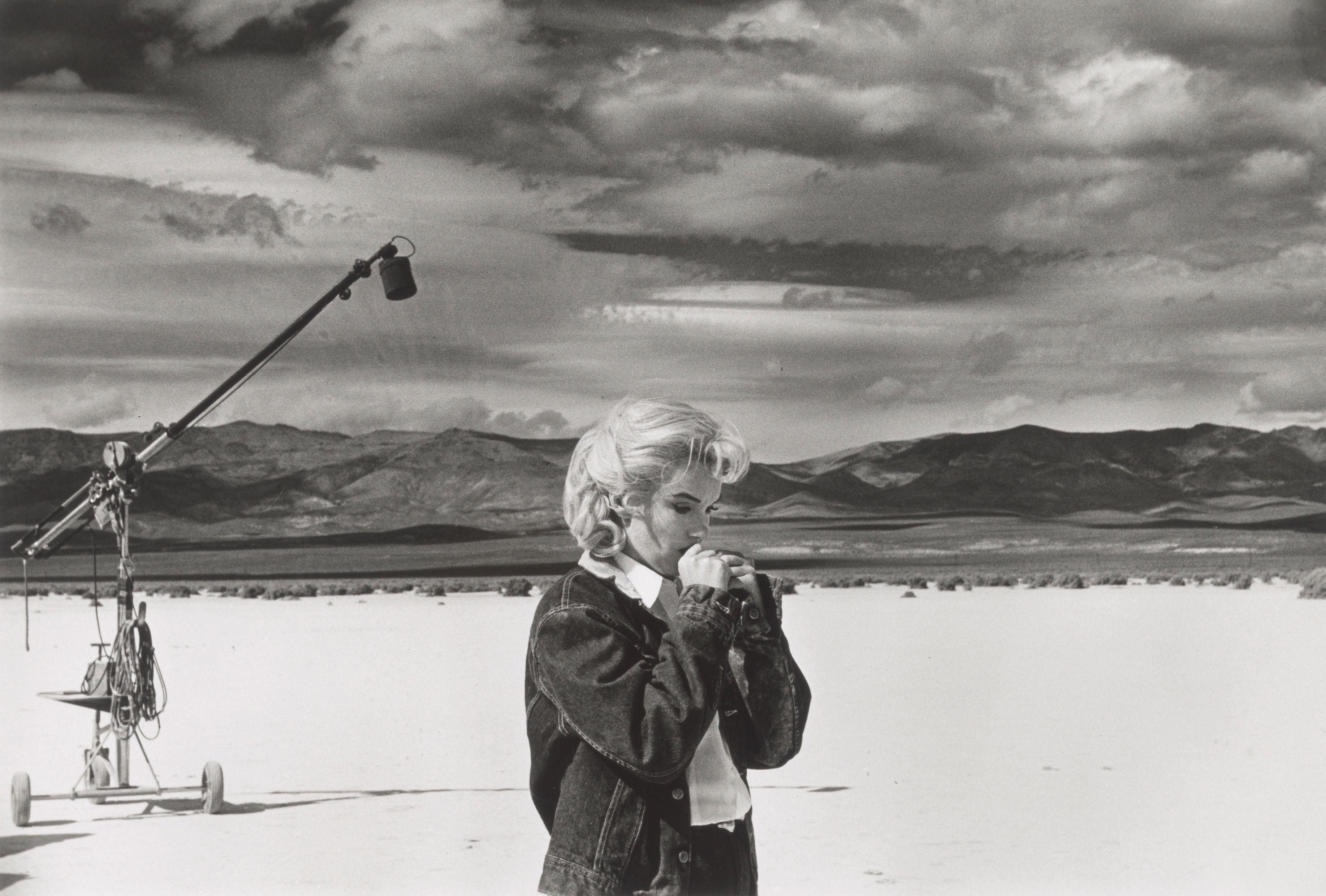 Eve Arnold - Marilyn Monroe on the set of \'The Misfits\', Nevada