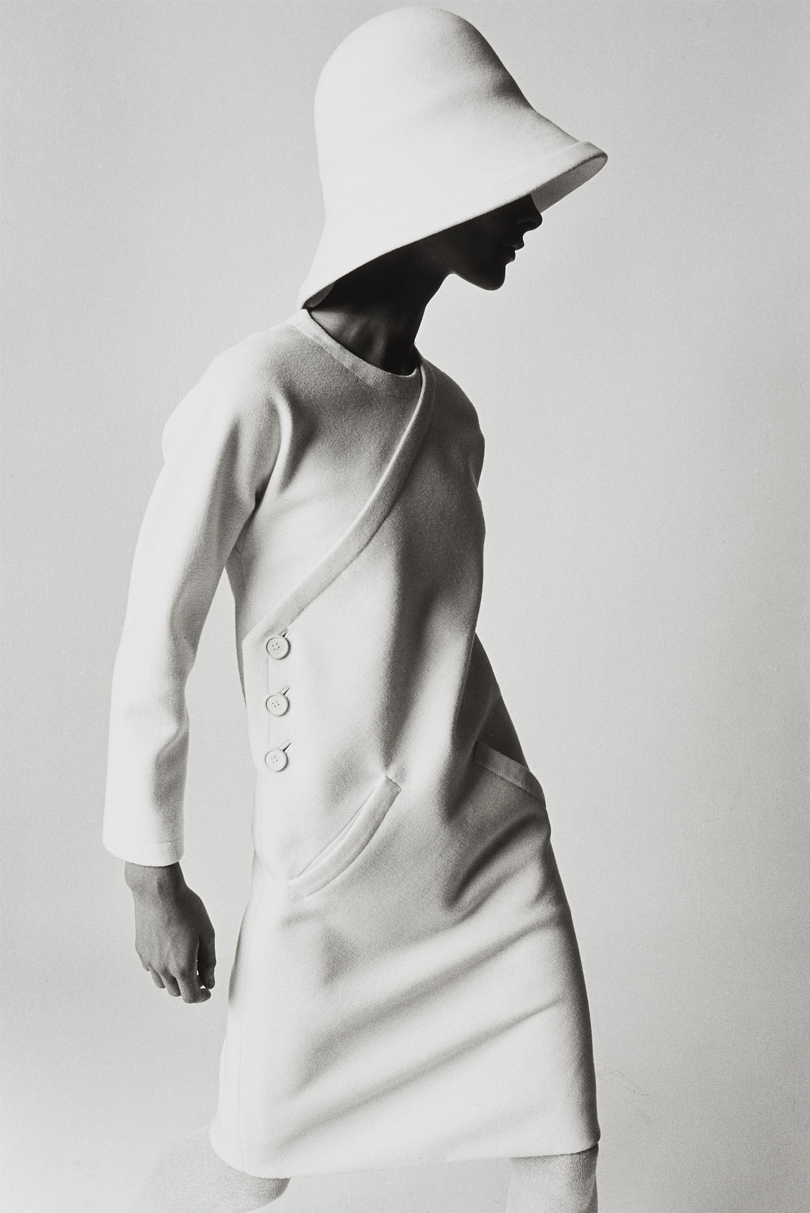 F.C. Gundlach - Bernadette in einem Kleid aus Wollcrepe, Entwurf Nina Ricci (für: Annabelle)