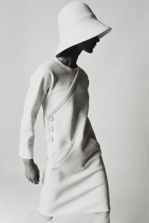 F.C. Gundlach - Bernadette in einem Kleid aus Wollcrepe, Entwurf Nina Ricci (für: Annabelle)